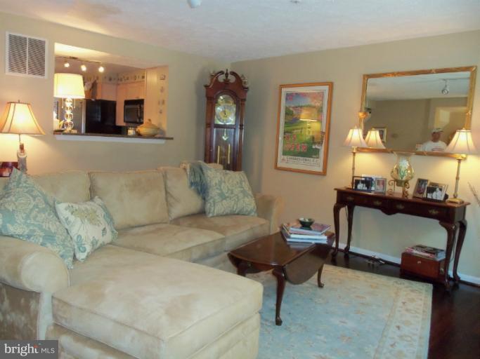 580 Quaker Ridge Court Arnold, MD 21012 - Photo 3 of 26 Living Room