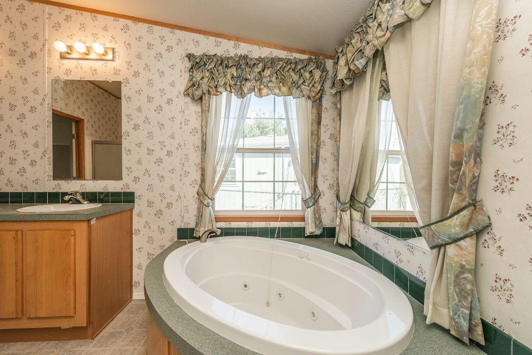 22169 Backbone Road Redding, CA 96003 - Photo 18 of 49 Jetted Tub