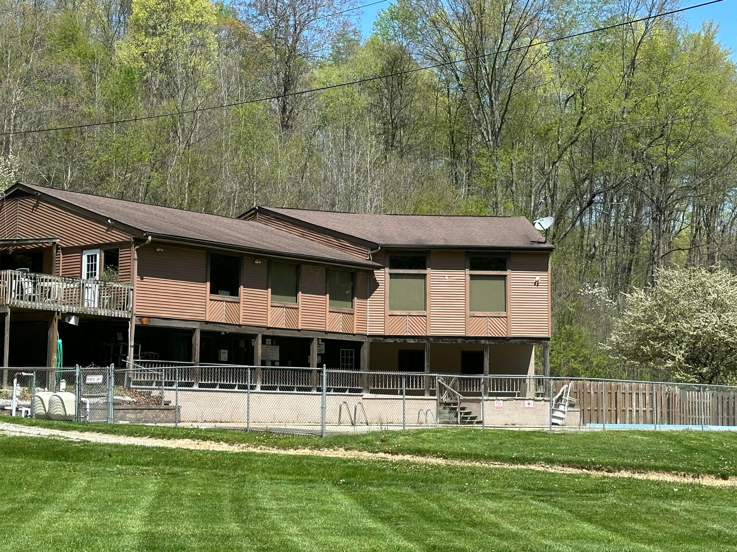 547 Ross Road Southeast Lancaster, OH 43130 - Photo 12 of 30 Lodge with pool