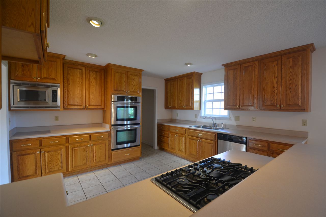24 Phillips Road Brighton, TN 38011 - Photo 3 of 23 Gas cooktop with double ovens* All stainless appliances