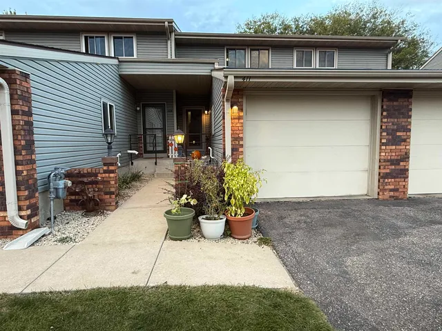 $267,500 | 411 South Lexington Parkway, DeForest, WI 53532