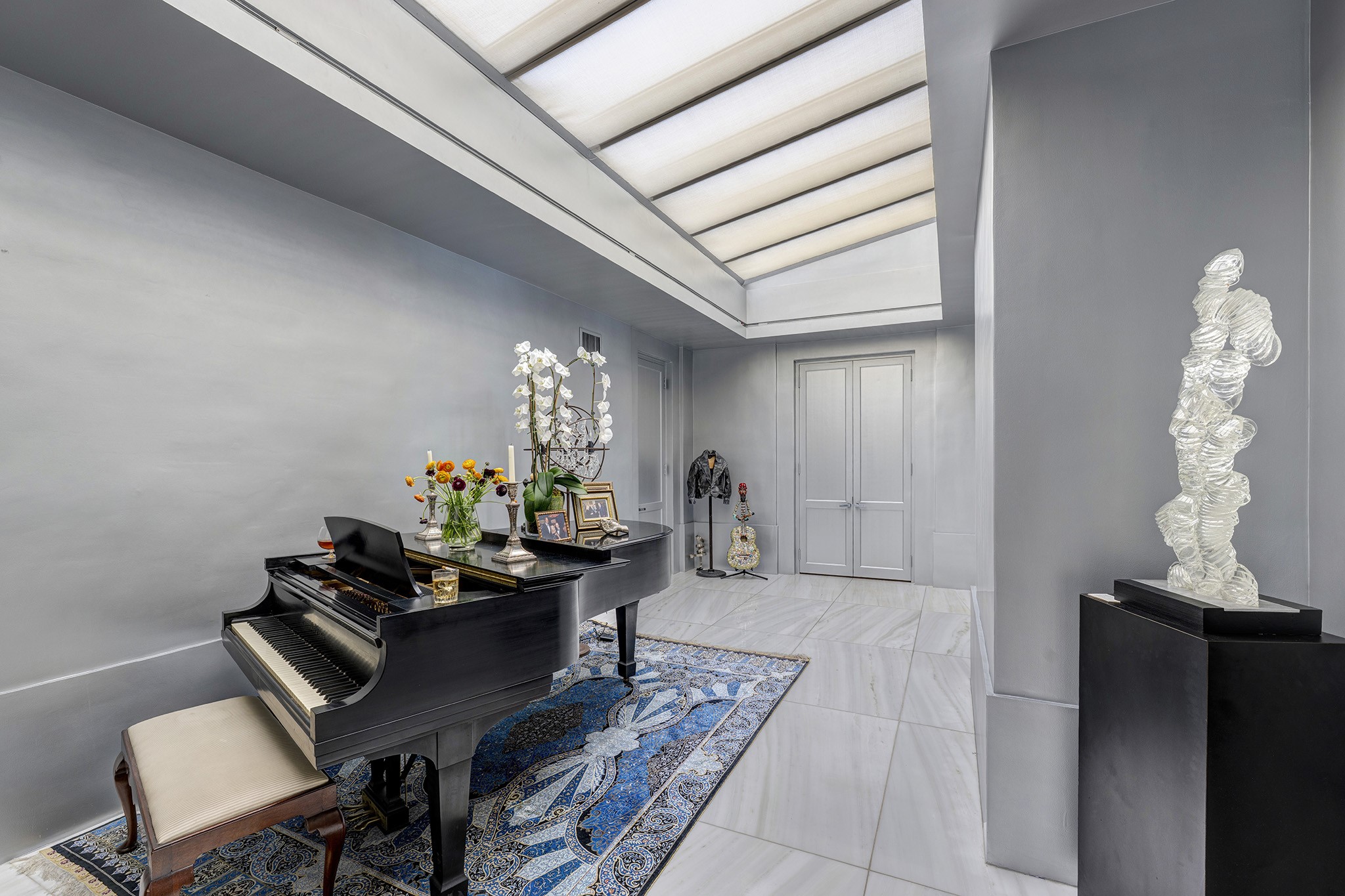 1814 Larchmont Road Houston, TX 77019 - Photo 13 of 29 a living room with furniture and a chandelier