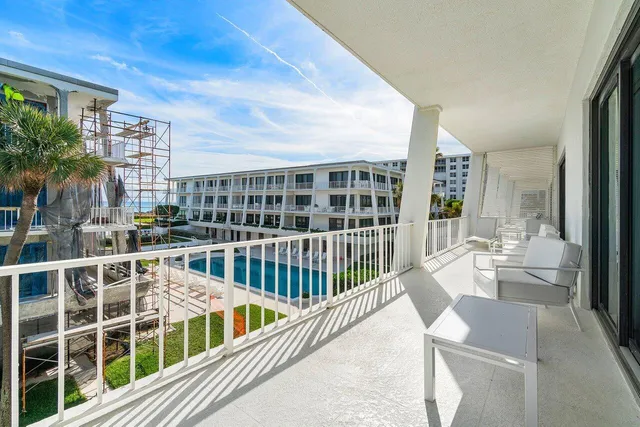 a view of a parking area