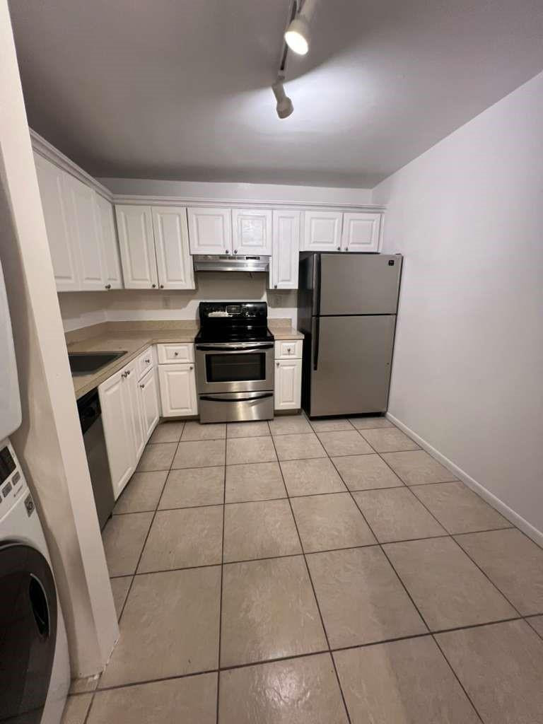 Undisclosed Address Plantation, FL 33324 - Photo 2 of 18 kitchen