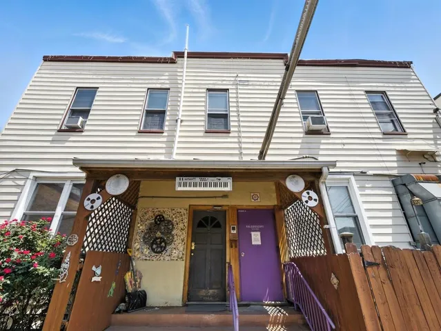 a white and white photo of a floor plan
