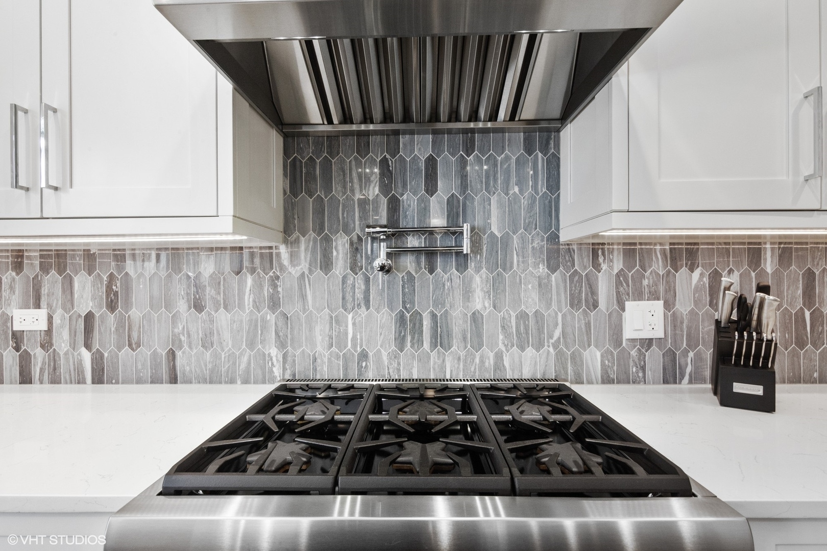 933 Echo Lane Glenview, IL 60025 - Photo 11 of 28 a bathroom with a stove