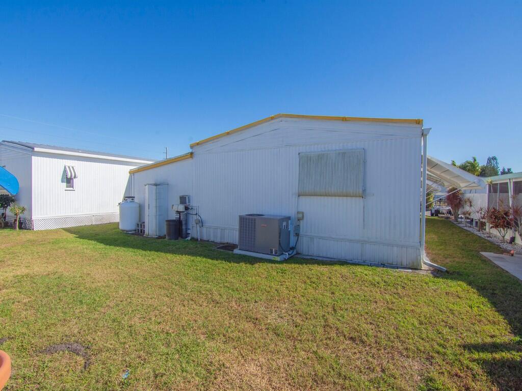 4800 Southeast Federal Highway, Unit 93 Stuart, FL 34997 - Photo 24 of 25 a backyard of a house with yard and garage