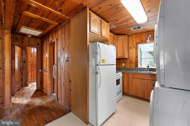 a bathroom with a bath tub