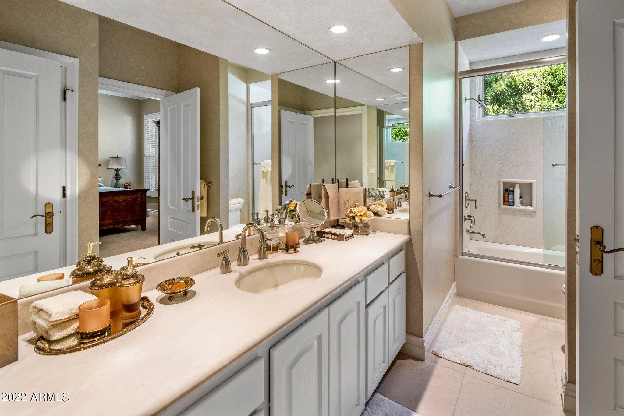 6200 North Yucca Road Paradise Valley, AZ 85253 - Photo 20 of 40 Guest Bath