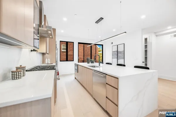 $1,775,000 | 25 Garden Place, Unit A, Edgewater, NJ 07020