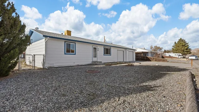 a view of a house with backyard