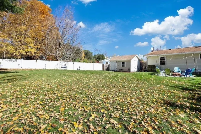 a view of a house with a yard