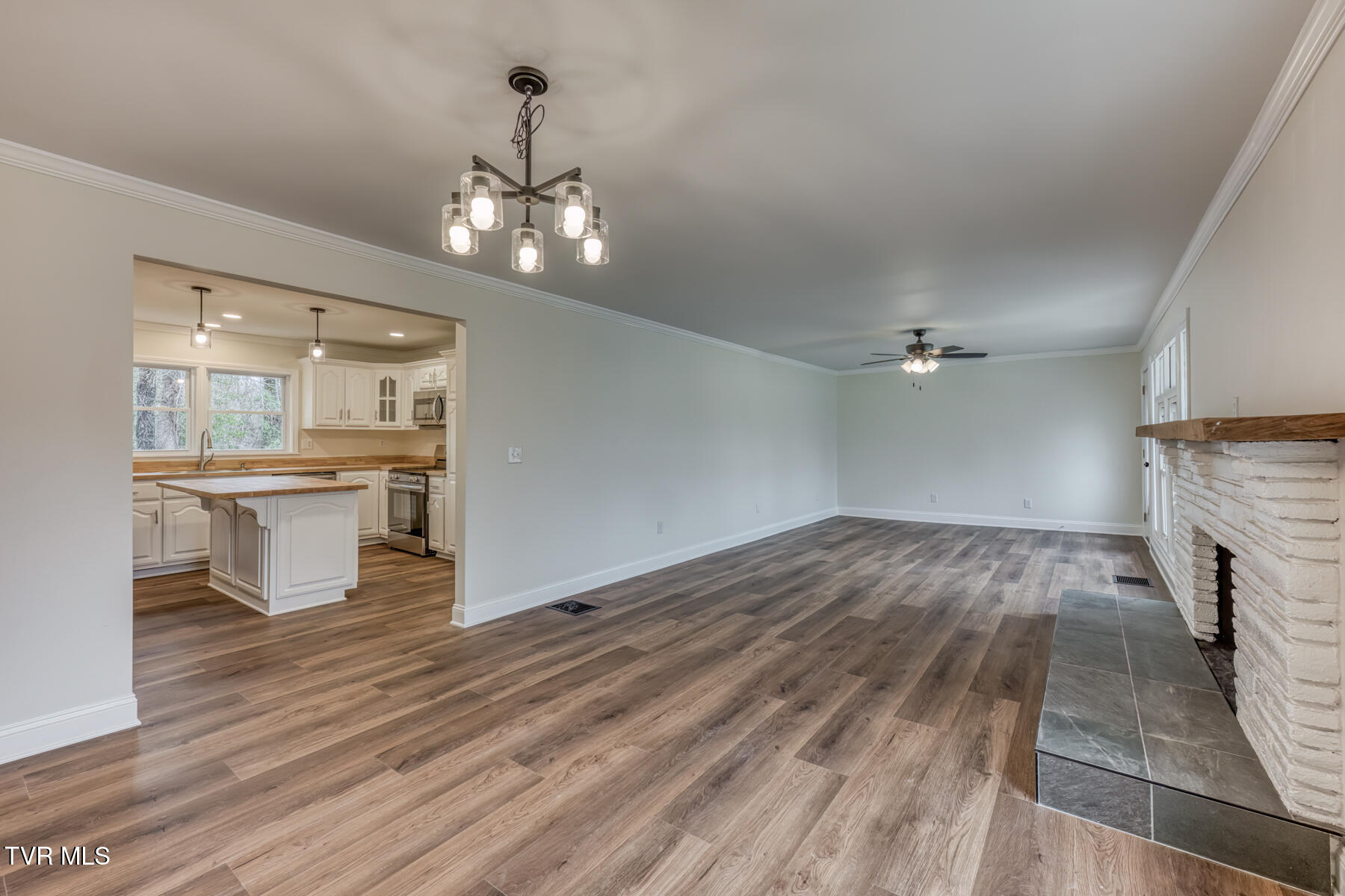 2230 Dave Buck Road Johnson City, TN 37601 - Photo 6 of 30 Living Room