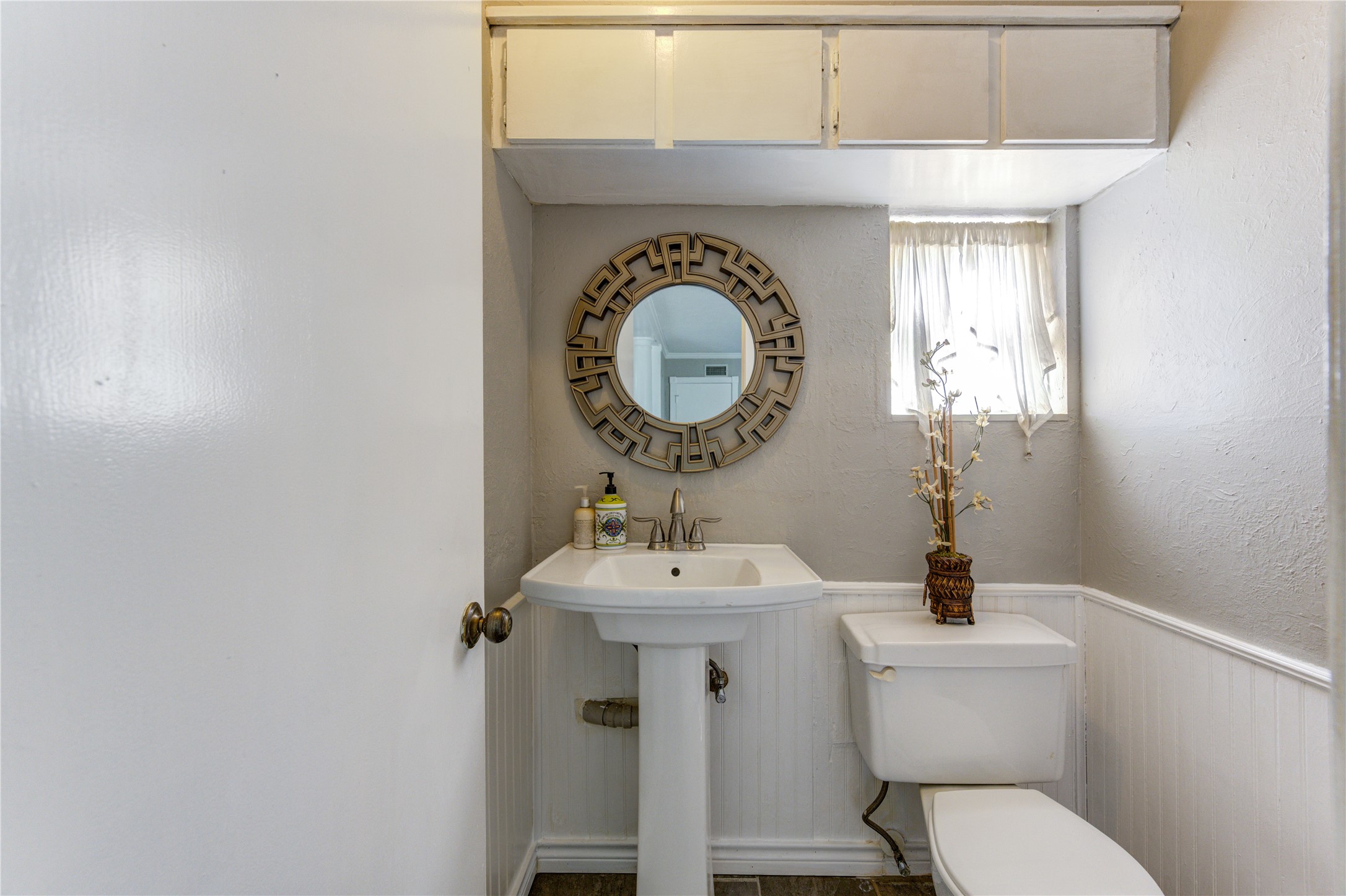 4018 Blalock Road Houston, TX 77080 - Photo 27 of 35 Charming half bath, ideal for visitors