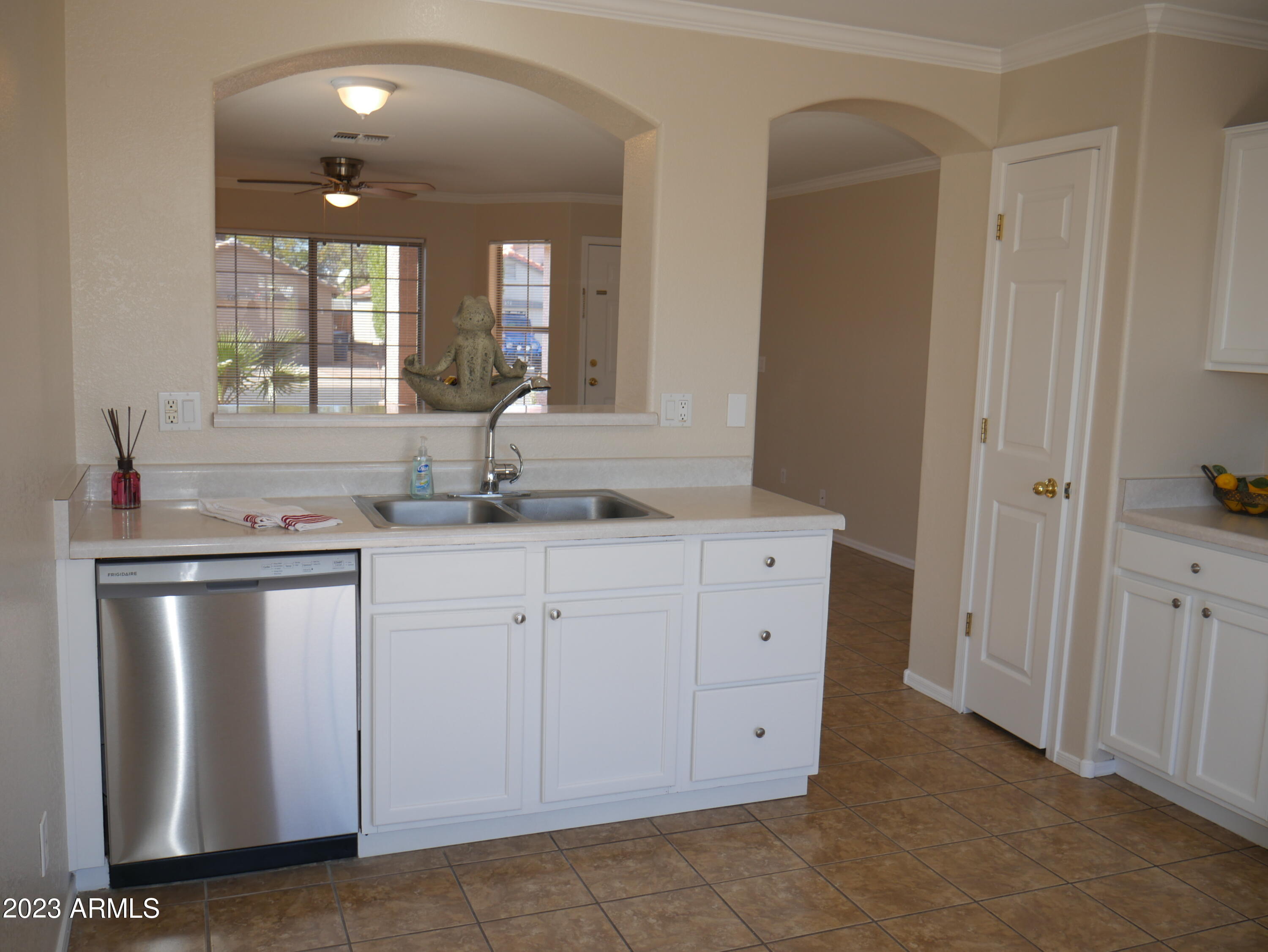 697 South Del Rio Court Apache Junction, AZ 85119 - Photo 1 of 33 Kitchen