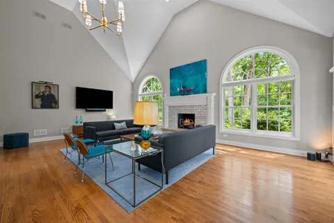 $1,175,000 | 861 Gloucester Crossing, Lake Forest, IL 60045