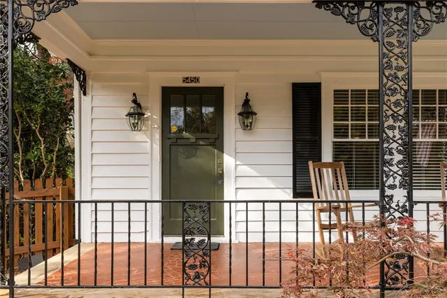 a view of entryway of a house