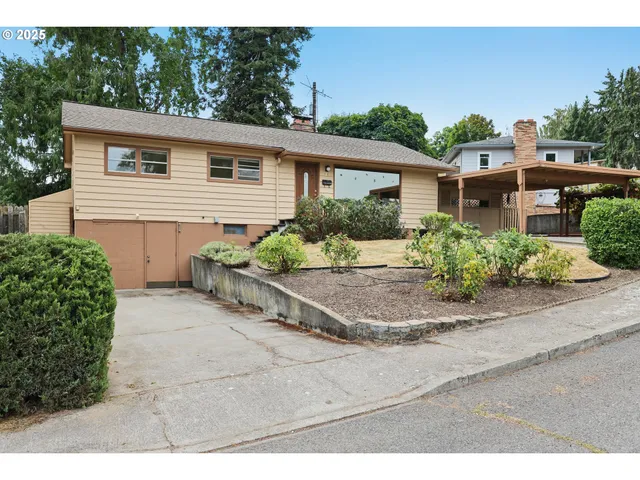 a view of a house with backyard