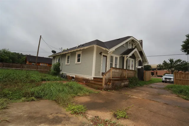 a view of a back yard of the house