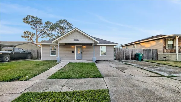 $2,000 | 528 Grovewood Drive, Gretna, LA 70056