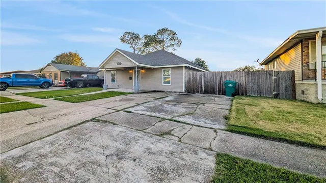 $2,000 | 528 Grovewood Drive, Gretna, LA 70056