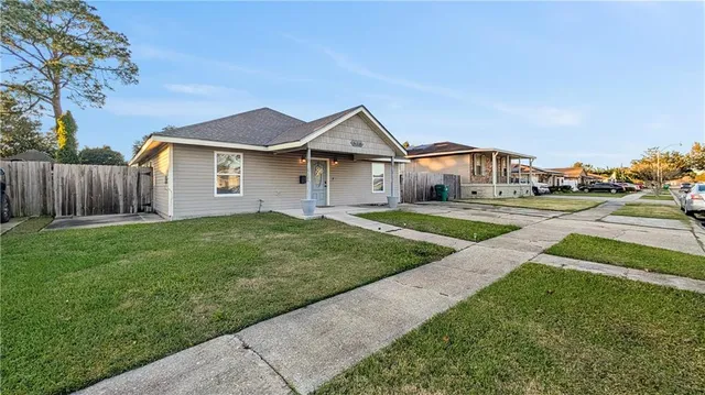 $2,000 | 528 Grovewood Drive, Gretna, LA 70056