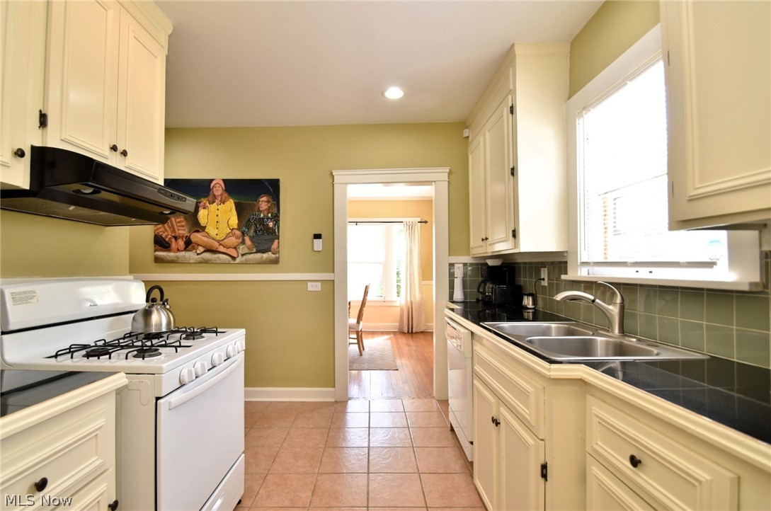 1570 Maple Road Cleveland Heights, OH 44121 - Photo 15 of 31