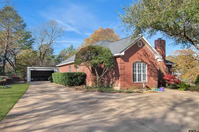 a front view of house with yard