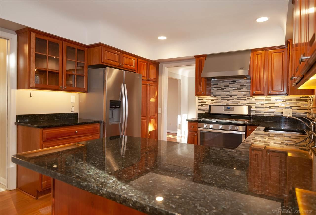 805 Canterbury Road Grosse Pointe Woods, MI 48236 - Photo 19 of 41