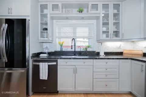 $950,000 | 7100 North Sioux Avenue, Chicago, IL 60646
