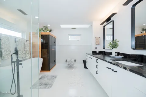 $950,000 | 7100 North Sioux Avenue, Chicago, IL 60646
