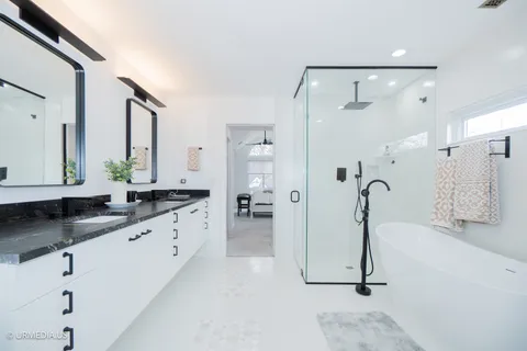 $950,000 | 7100 North Sioux Avenue, Chicago, IL 60646