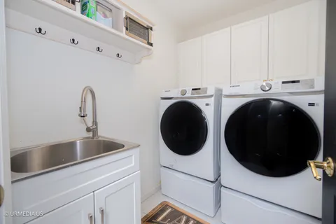 $950,000 | 7100 North Sioux Avenue, Chicago, IL 60646