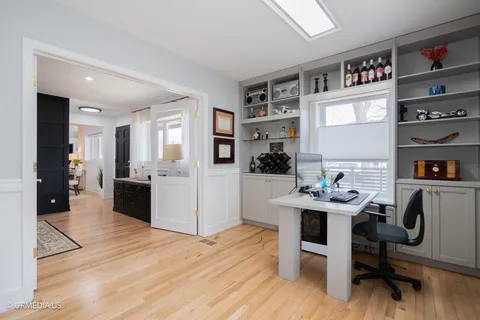 $950,000 | 7100 North Sioux Avenue, Chicago, IL 60646