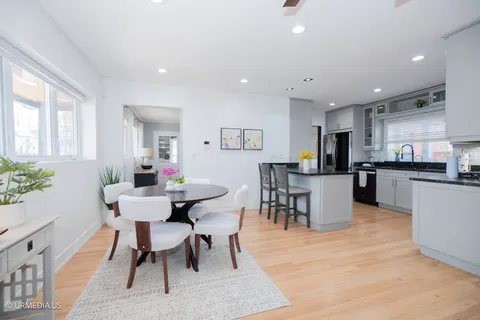 $950,000 | 7100 North Sioux Avenue, Chicago, IL 60646