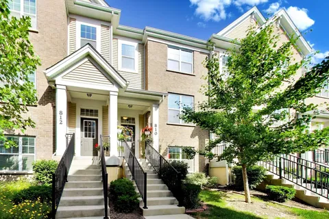 $499,900 | 810 Lexington Circle West, Des Plaines, IL 60016