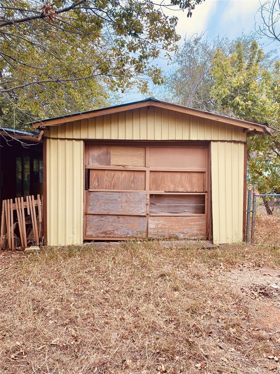 114 County Road 1423 Morgan, TX 76671 - Photo 4 of 10 a backyard of a house