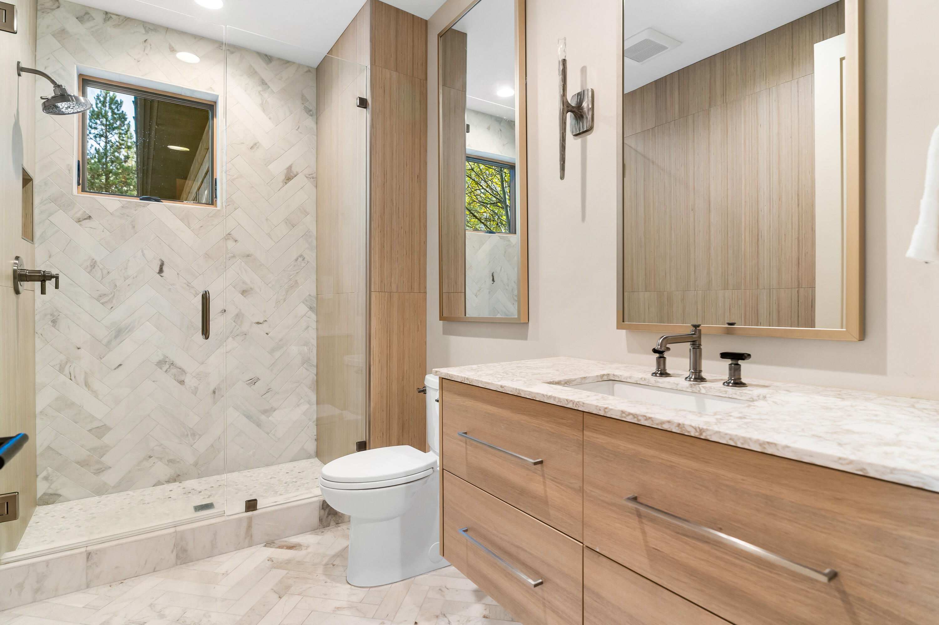 56878 River Road, Unit 2 Sunriver, OR 97707 - Photo 49 of 67 Attached Bathroom