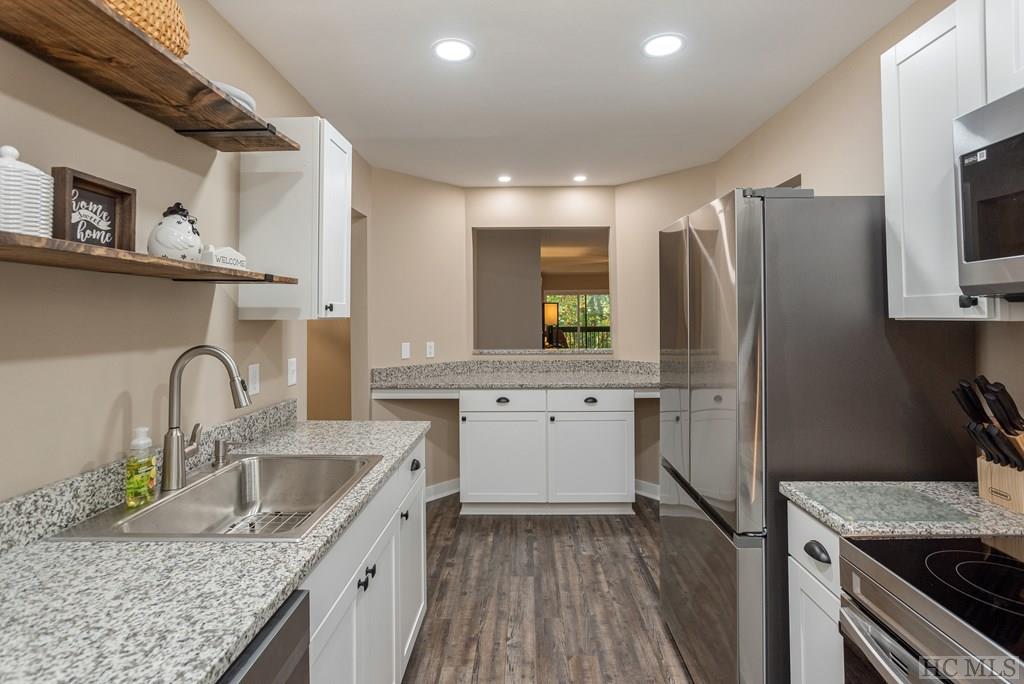 435-2A Overlook Road, Unit 2A Sapphire, NC 28774 - Photo 18 of 59 Gallery Image 18