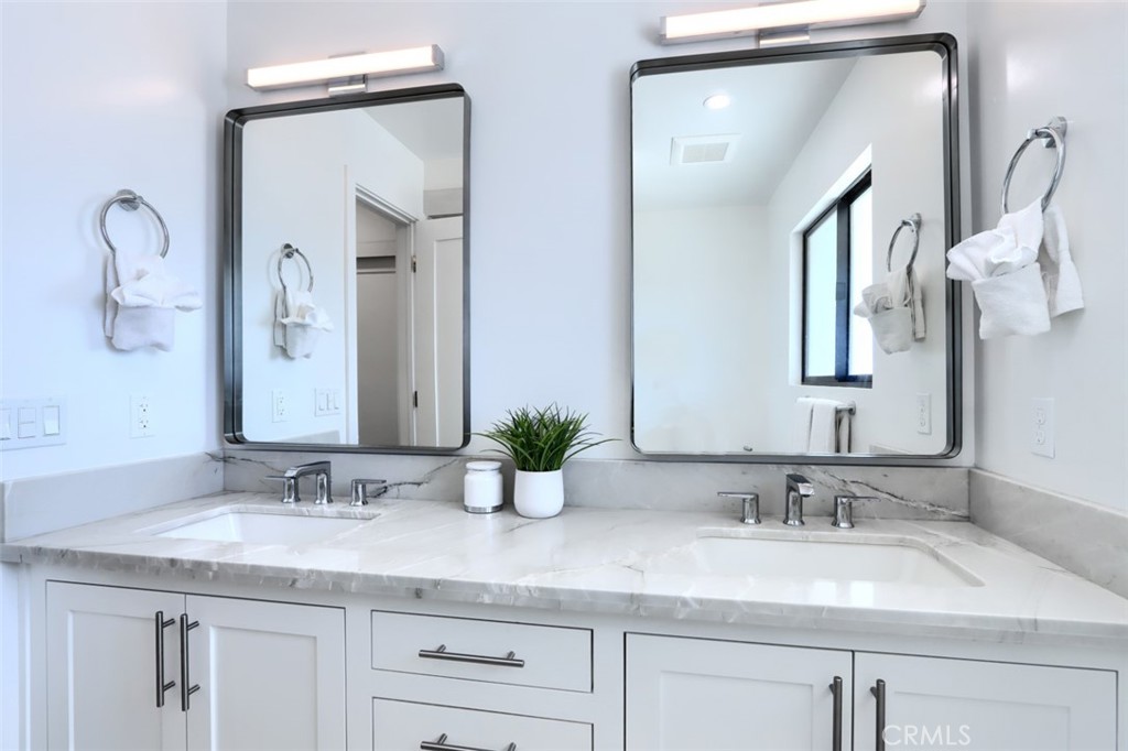 5076-5076 Allred Road Mariposa, CA 95338 - Photo 46 of 75 a bathroom with double vanity sinks and a mirror
