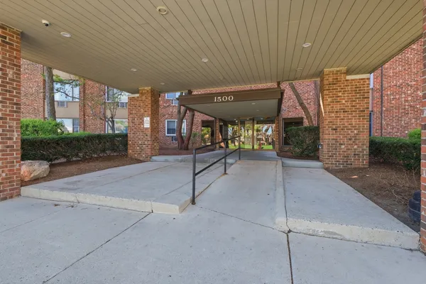 $164,900 | 1500 Robin Circle, Unit 112, Hoffman Estates, IL 60169