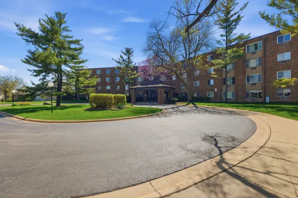$164,900 | 1500 Robin Circle, Unit 112, Hoffman Estates, IL 60169