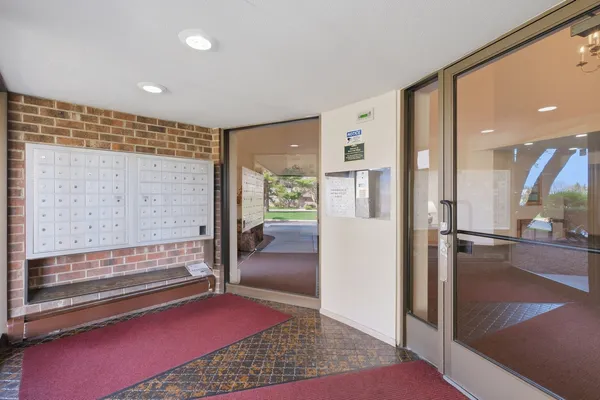 $164,900 | 1500 Robin Circle, Unit 112, Hoffman Estates, IL 60169