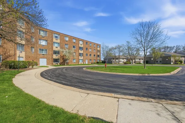$164,900 | 1500 Robin Circle, Unit 112, Hoffman Estates, IL 60169