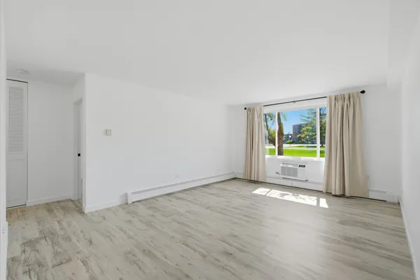 $164,900 | 1500 Robin Circle, Unit 112, Hoffman Estates, IL 60169