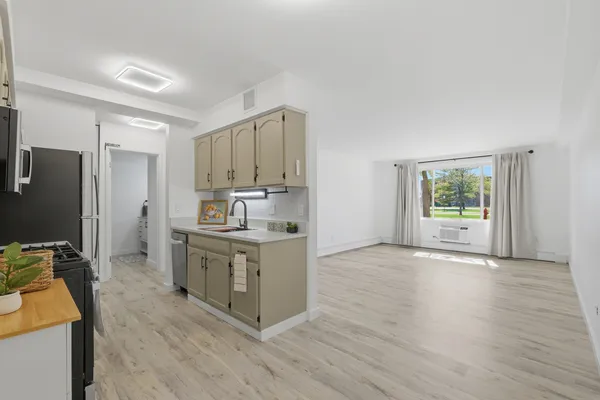 $164,900 | 1500 Robin Circle, Unit 112, Hoffman Estates, IL 60169