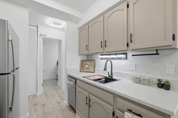 $164,900 | 1500 Robin Circle, Unit 112, Hoffman Estates, IL 60169