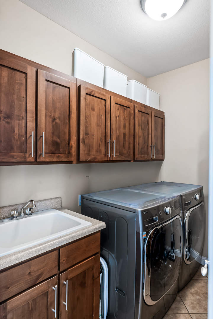 2213 Tyler Trail Bloomington, IL 61705 - Photo 21 of 58 a utility room with dryer and washer