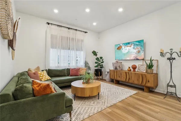 $739,900 | 27230 West Red Willow Court, Valencia, CA 91381