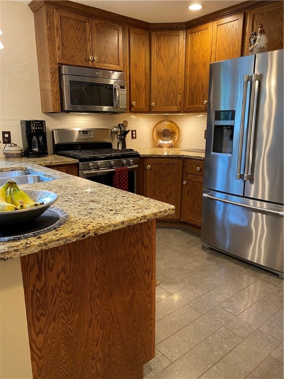 870 Dewitt Road Webster, NY 14580 - Photo 4 of 31 Kitchen - porcelain floors, new appliances, granit